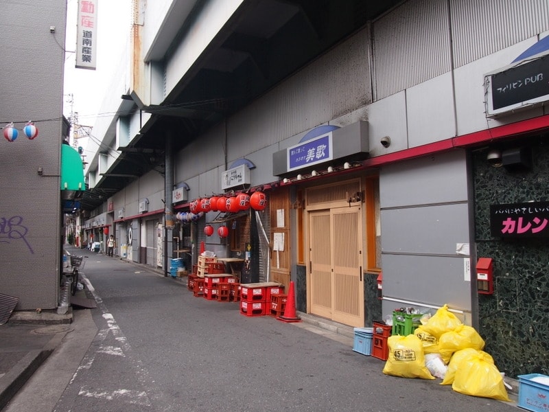 さすがにほとんどの店が閉まっている。