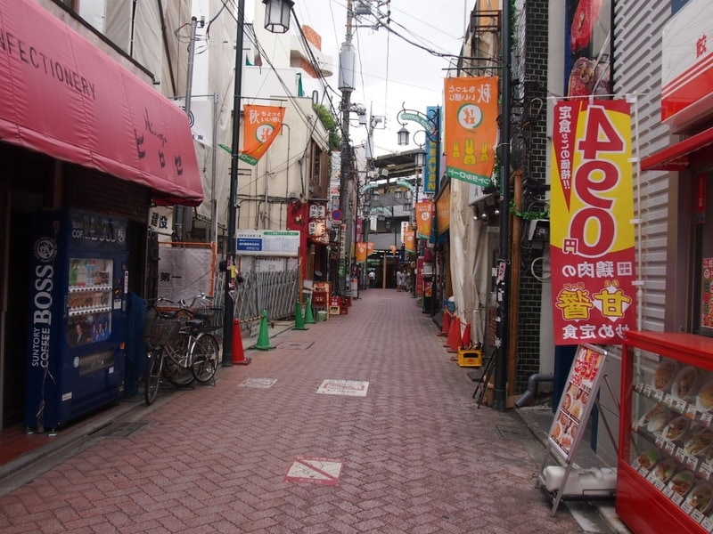 この通りにも営業中のお店があった