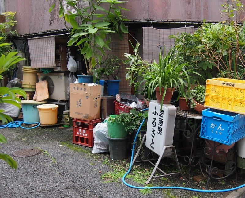 中に入ってみたら、奥の座敷にお店の人らしい方が寝ていた。