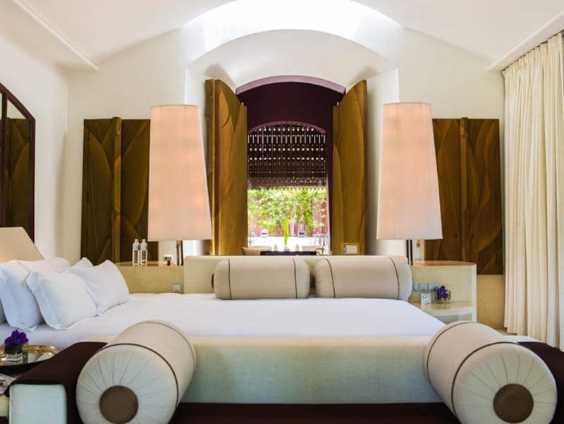 大人4人が縦にも横にも寝られるぐらい大きなベッドが特徴的