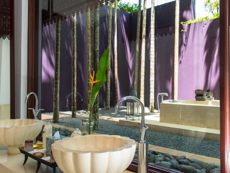 アウトドア・バスタブの存在はいかにも常夏のリゾート