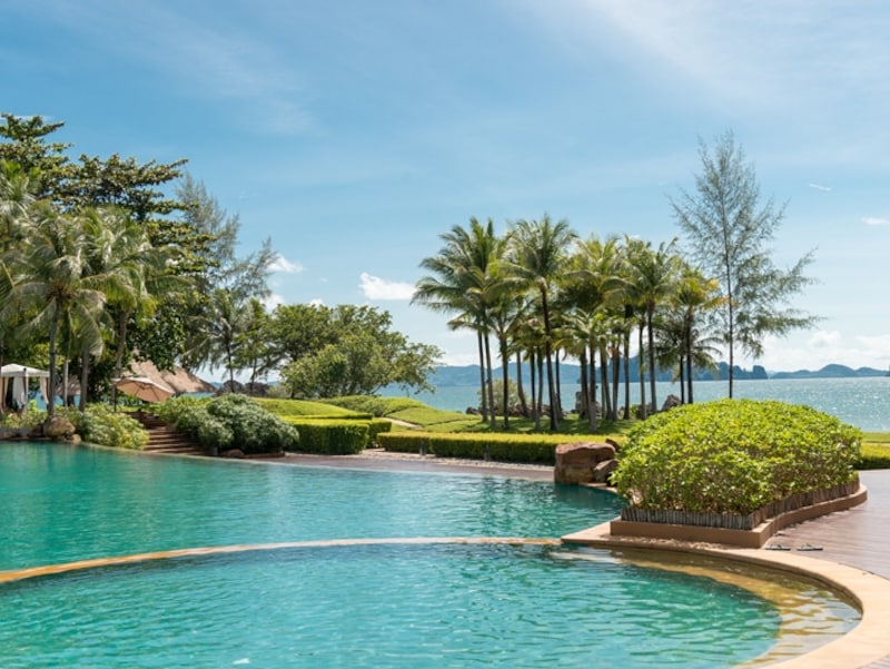 海に面した大きなスイミングプールもリゾートの魅力