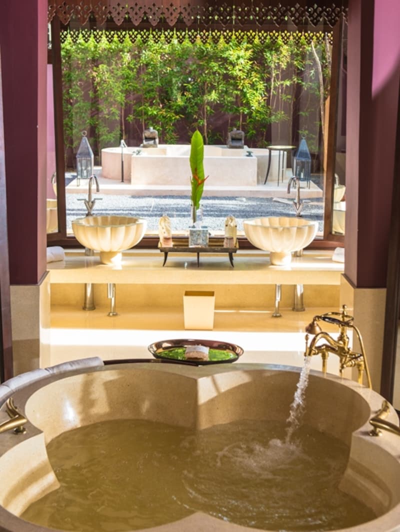 バスタブのデザインもイスラム建築を思わせる