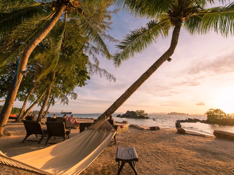 サンセットビューのビーチにはバーがあり、夕暮れ時になるとゲストが集まる