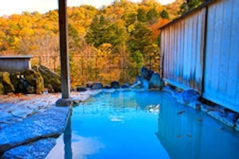 大出館の露天風呂と紅葉
