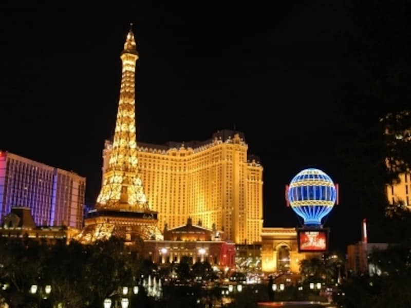 ストリップのど真ん中に聳え立つエッフェル塔