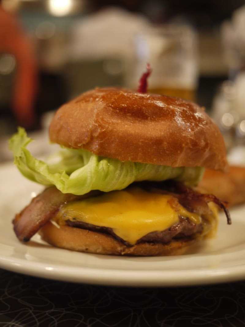 グラインドビーフベーコンチーズバーガー