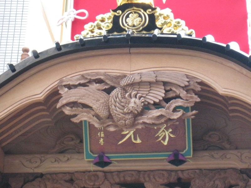 山車に施された彫刻。じっくり見入ってしまいます。