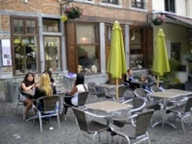 タバコを吸いたい方はテラス席へ