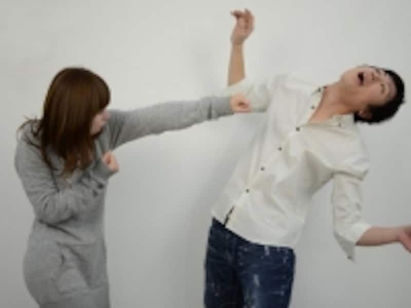 殴る女子