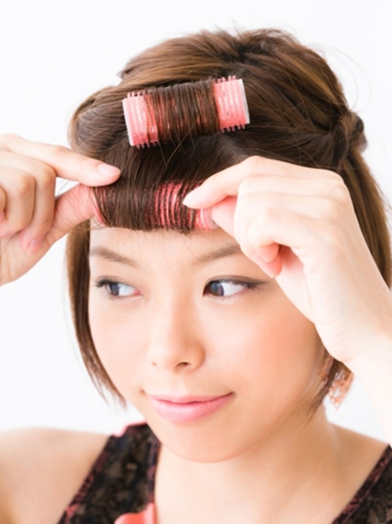 マジックカーラーで前髪を巻く