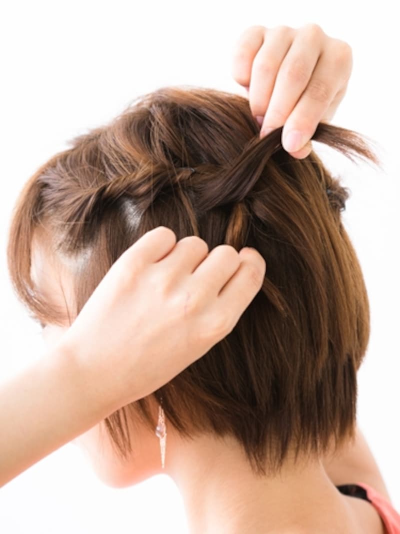 下の髪を足しながらねじって留める