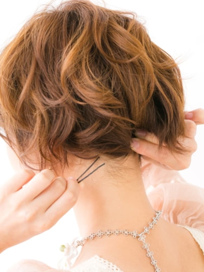 襟足の髪を留める