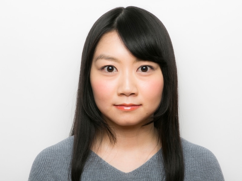 オレンジ系チークやリップを使ってメイクした