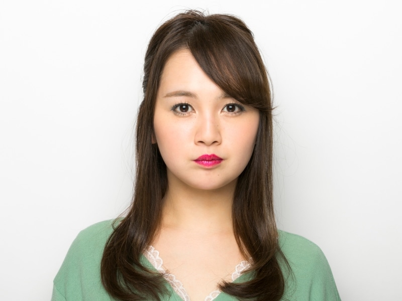 青みがかった色のアイシャドウ、リップ、チークを使ってメイクした