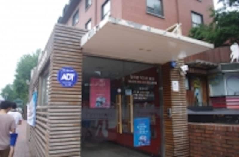 恵化駅を降りてすぐの大学路チケットボックス。(C) Marino Matsushima