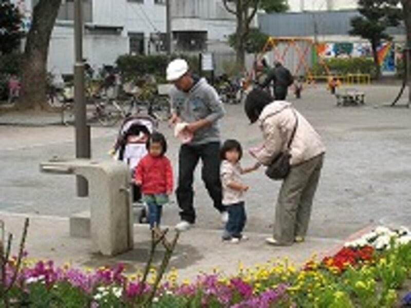 公園の子ども連れ