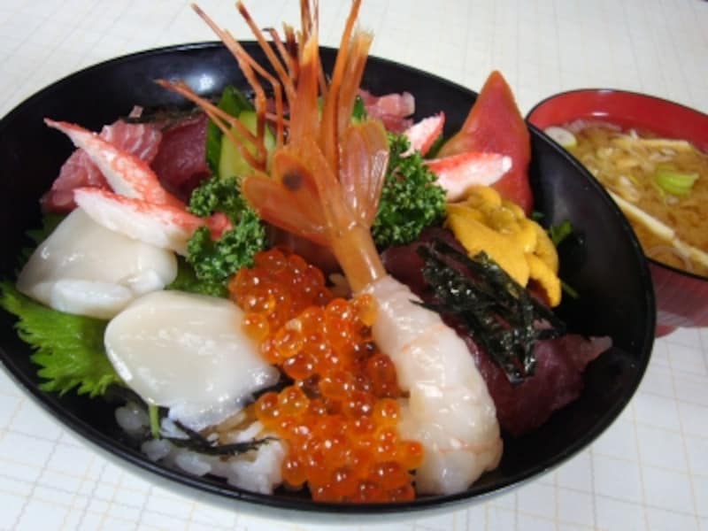 器からはみ出さんばかりに、魚貝がてんこ盛りの海鮮丼