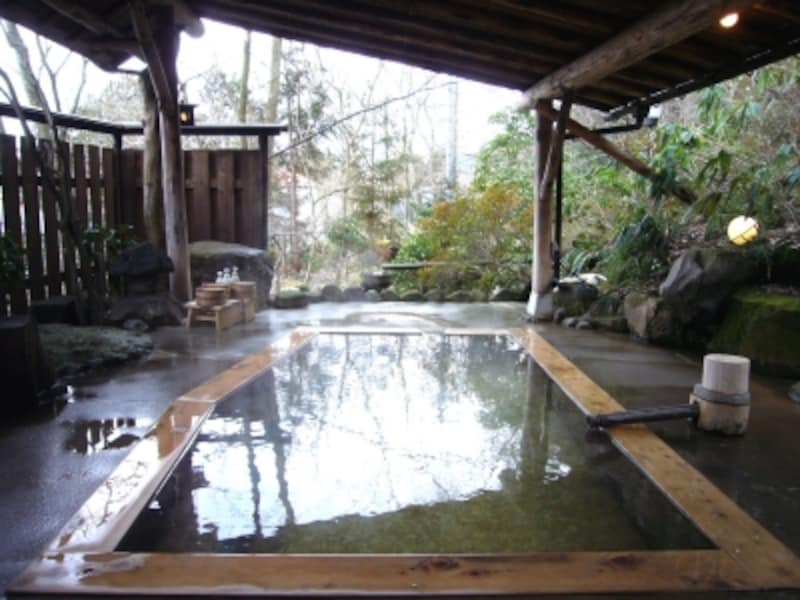 離れの庭園内にある貸切露天風呂「母里の湯」。春は桜、夏は緑が美しい