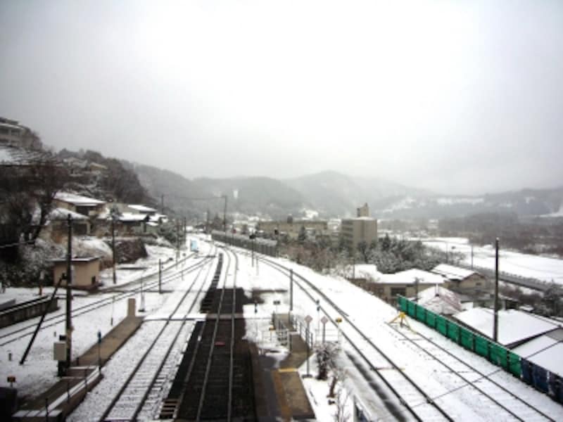 鳴子温泉駅の連絡通路から眺めた、雪景色の線路