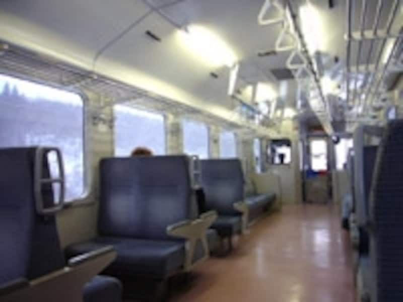 陸羽東線は窓が大きく、シート感覚も広々で気に入りました