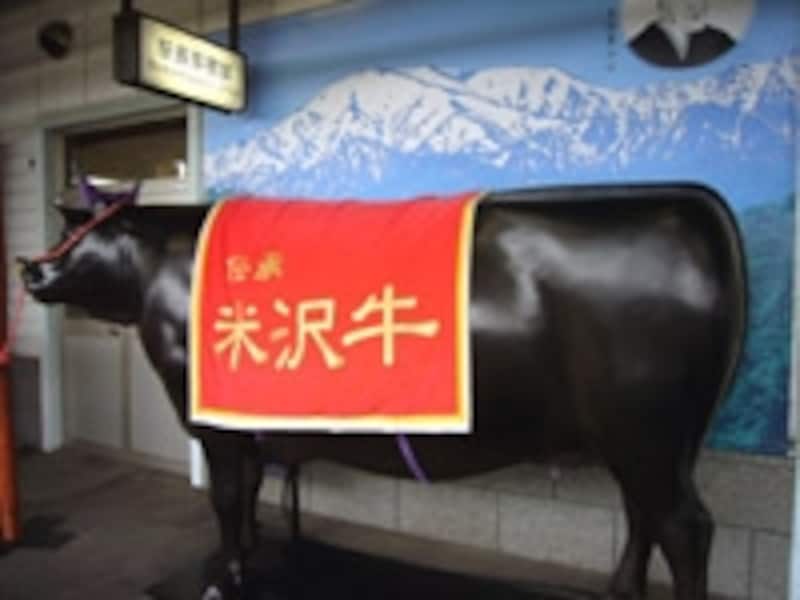 米沢駅のホームでは米沢牛がお出迎え