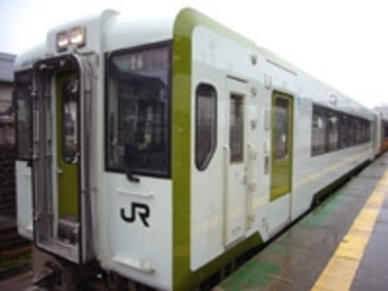 ホームの端っこにひっそりと隠れていた、米坂線の車両