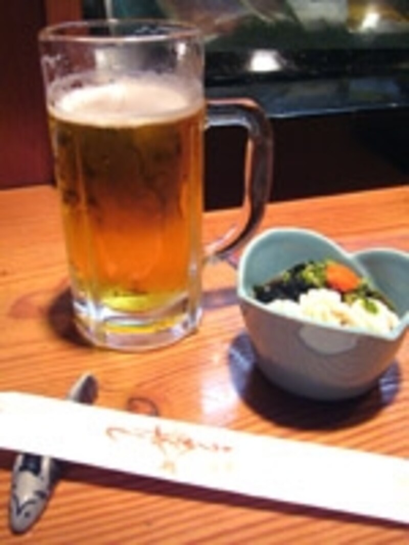 本日のお通しは白子とワカメの酢の物。あ～ビールが進む！
