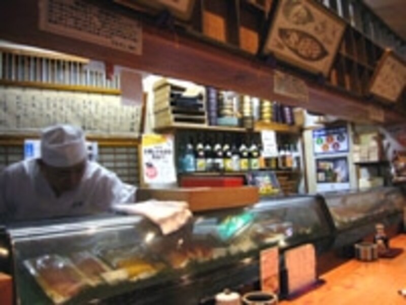 カウンター席は一人旅の特等席。ご主人との会話も弾みます