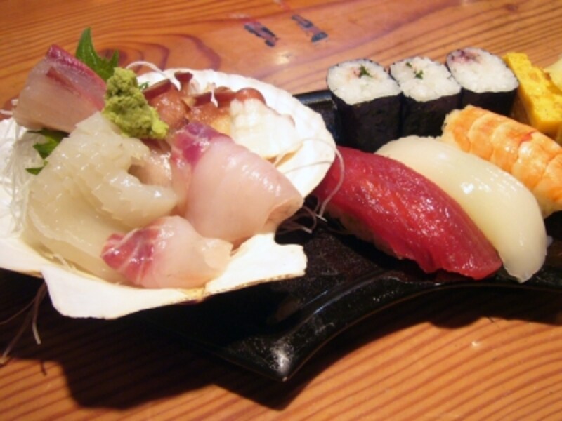 刺身と寿司が盛られた、欲張りな一皿が晩酌セットのメイン