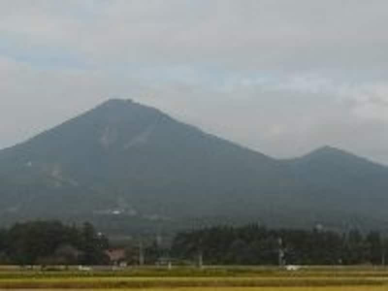 磐梯山の最初左に、やがて右にその雄姿を現す