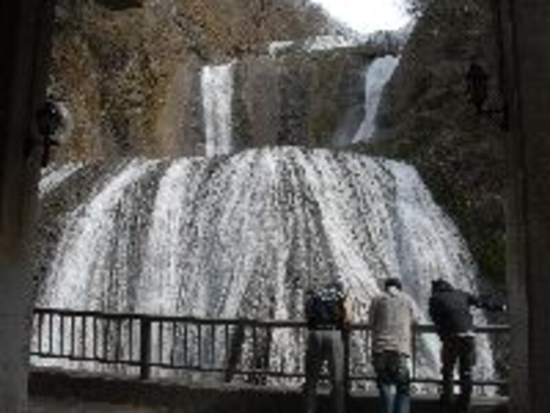 袋田の滝。間近で見物すると水しぶきが飛んでくる