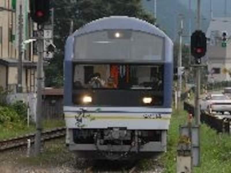 トロッコ車両がリニューアルされた「お座トロ展望列車」