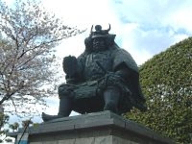 甲府駅南口に鎮座する武田信玄公の銅像
