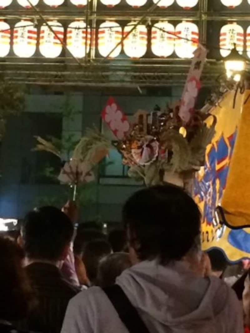 酉の市の名物・縁起熊手を高々と持ち上げて帰る人達