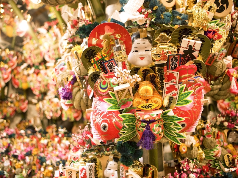 酉の市の縁起熊手にはお多福、鶴、亀、大入り袋、打出の小槌、鯛、米俵、大黒様、大判小判、宝船、巻物、松竹梅、福笹など縁起物がいっぱい