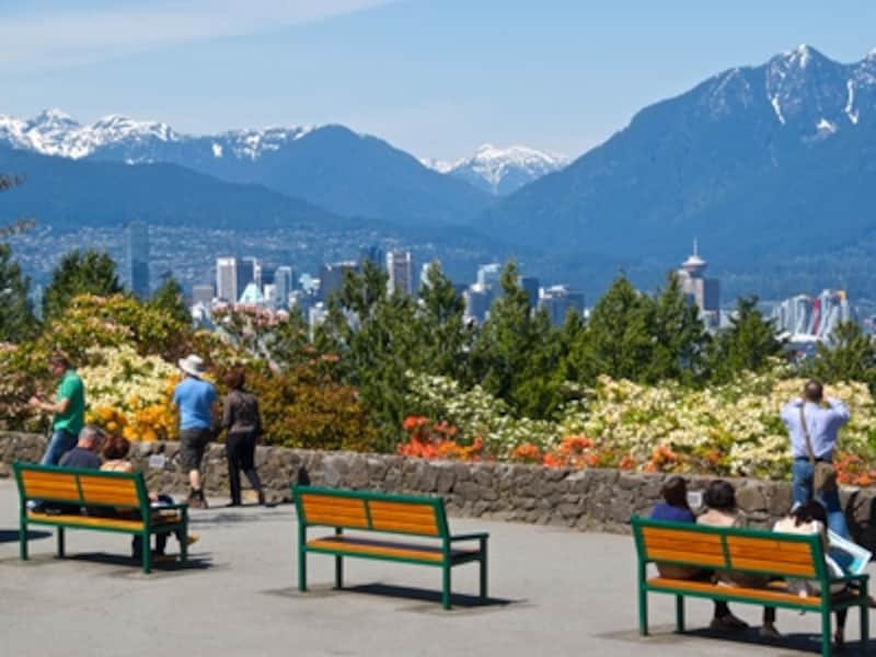 バンクーバー中心地の高層ビル群やノースバンクーバーの山々が一望できる展望台 (C) Tourism Vancouver