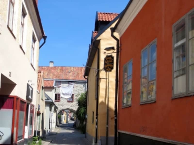 石畳の続くヴィスビーの城壁内の通り、ふとキキがほうきに股がって舞い降りてきそうな雰囲気です