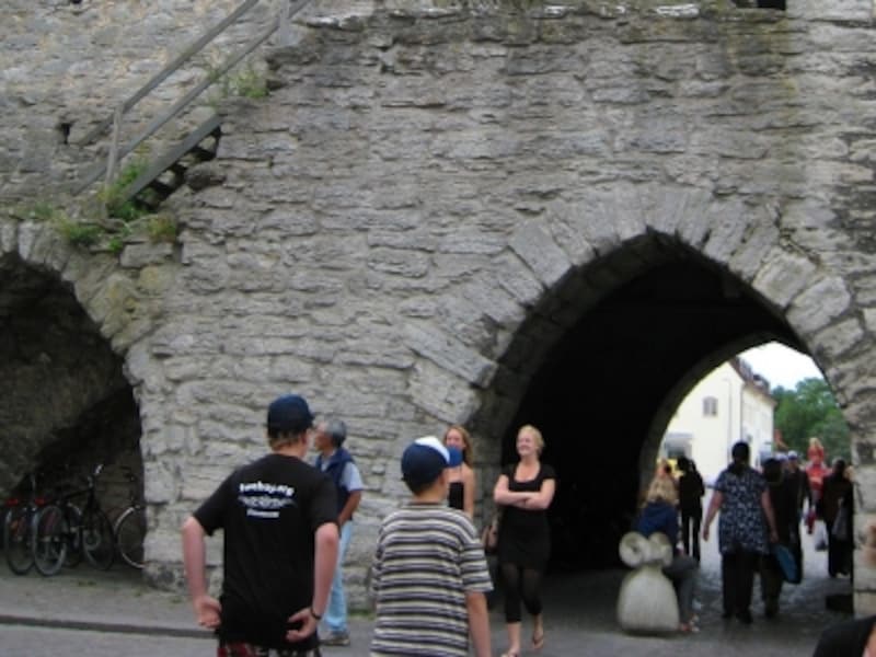 城壁の至る所にある半円形の通り道は映画の中で何度もでてきます