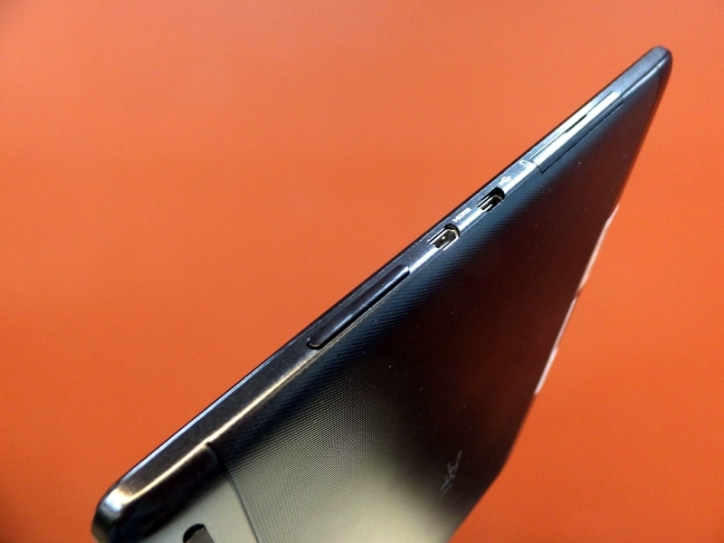 音量上下キー、MicroHDMI端子、Micro USB端子を備える