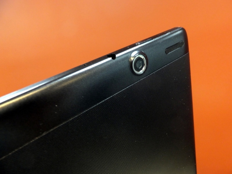 電源ボタンとヘッドフォン端子を備える