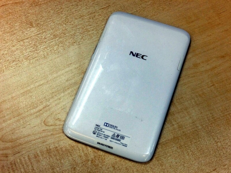 背面質感は光沢処理されている