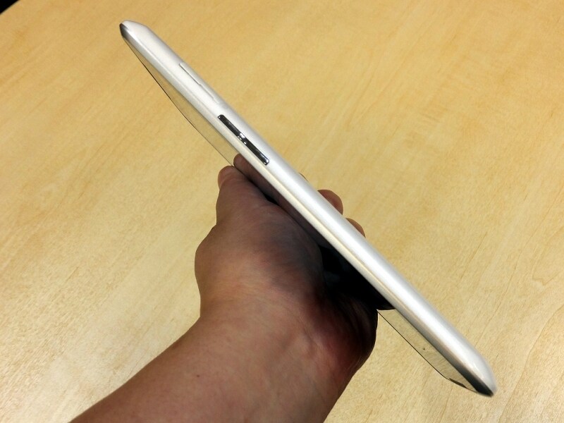 MicroSDスロットと音量上下キーを備える右側面