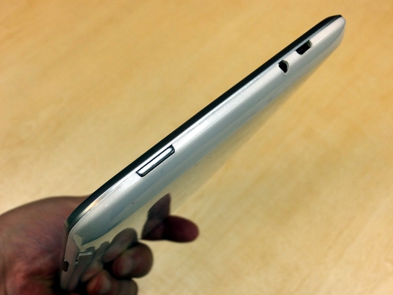 左にMicroUSB端子、ヘッドホン端子、右に電源ボタンを備える