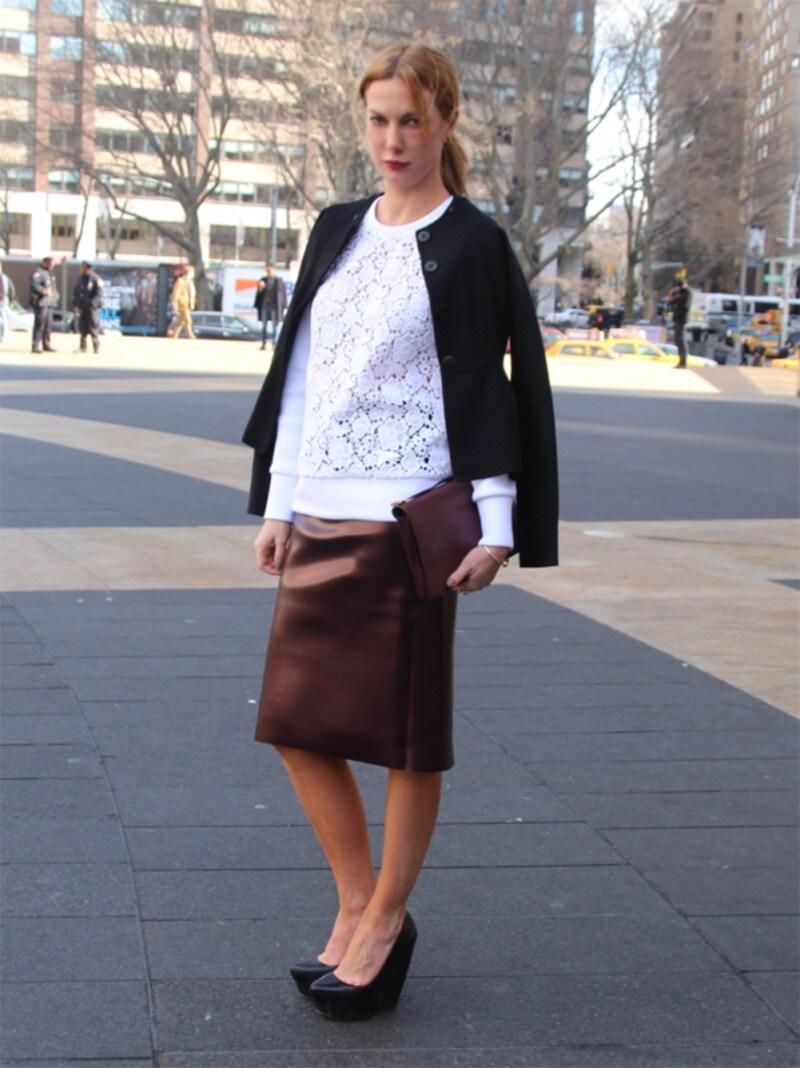 レザーペンシルスカートをレディーライクに