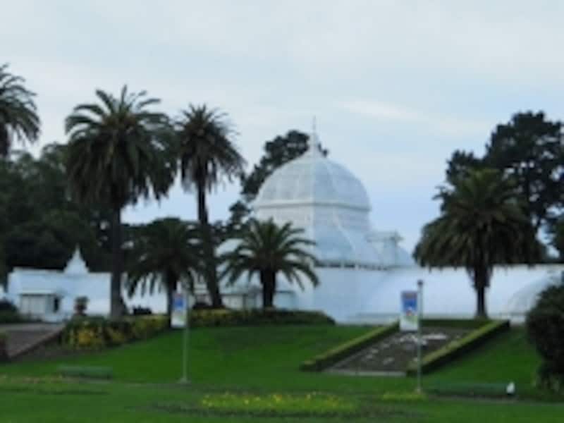 園内のボタニカル・ガーデンには色とりどりの花が咲く