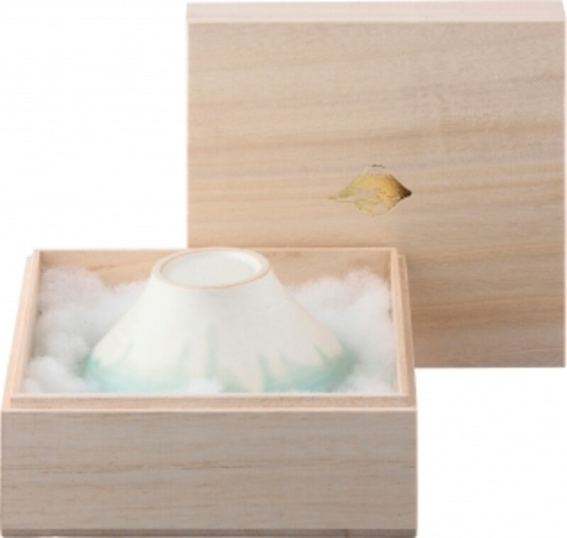 金箔押しのロゴが入った美しい桐箱