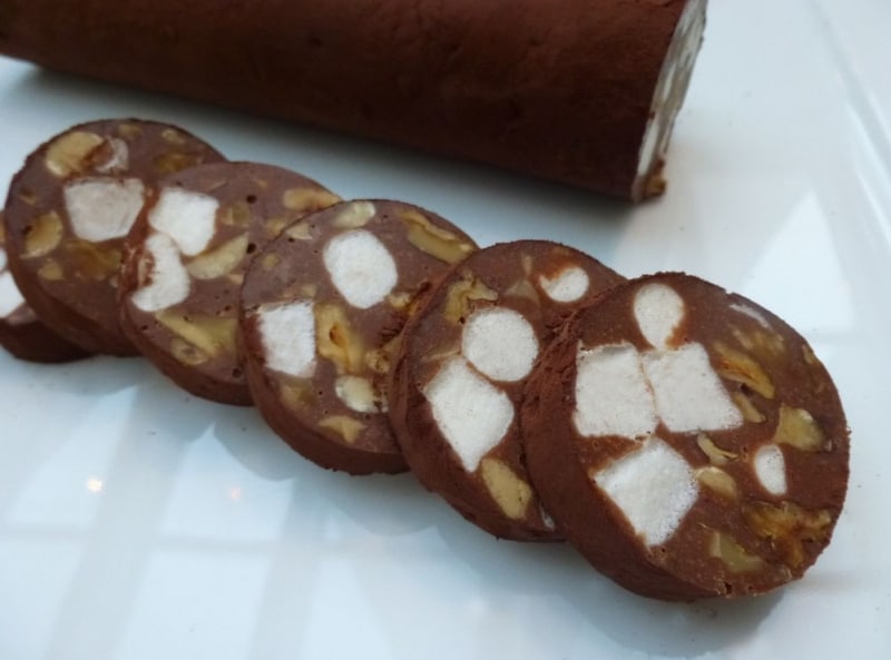 サラミのようにナイフでカットして。