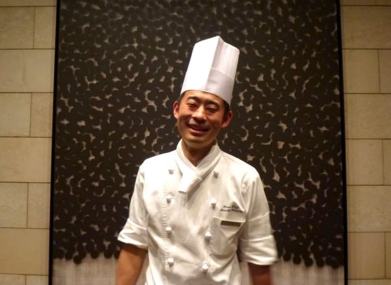 笑顔が素敵な岡崎シェフです！