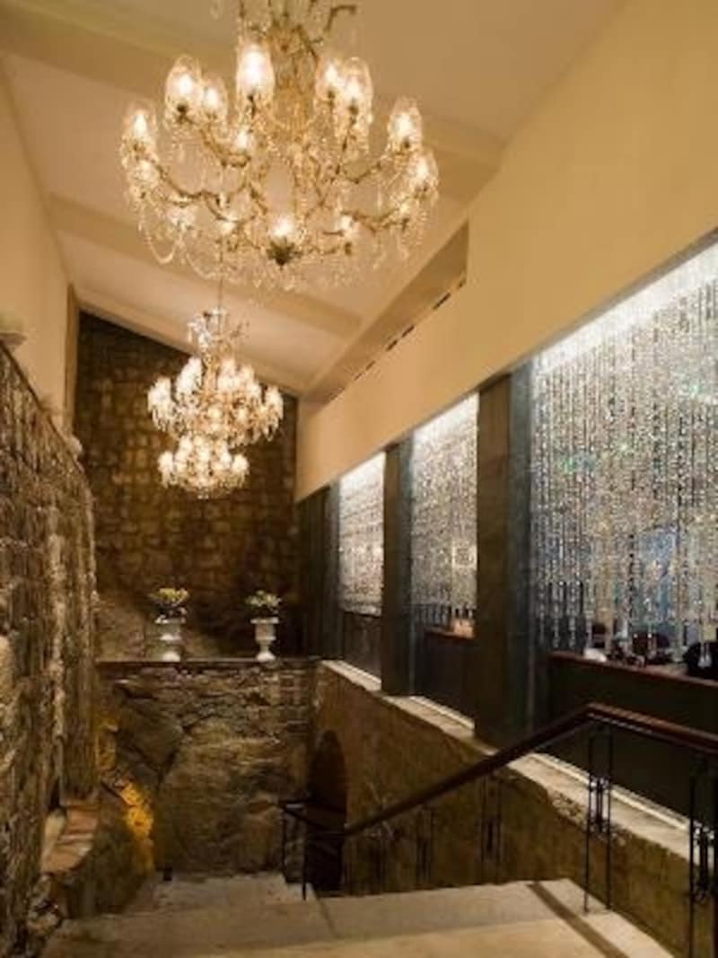 エントランスから細い通路を上ったところにある吹き抜けロビー部 (c) Pousada de Sao Tiago